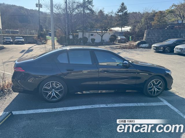 BMW 5-Series 520i M Sport — пробег 1 690 км — фото 3 из 5