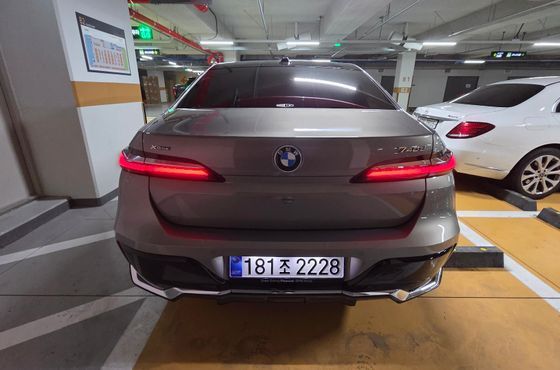BMW 7-Series 740d xDrive M Sport — пробег 1 690 км — фото 3 из 5