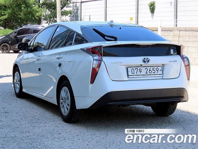 Toyota Prius 1.8 E — пробег 179 125 км — фото 3 из 5