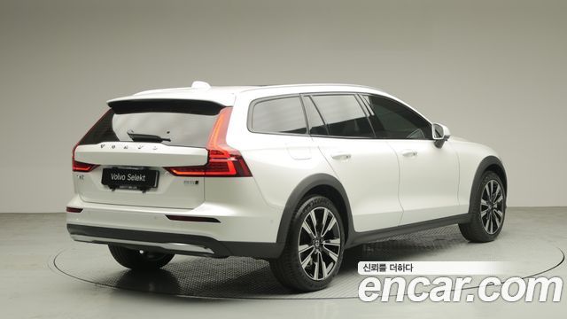 Volvo V60 B5 Ultra AWD — пробег 6 729 км — фото 2 из 5