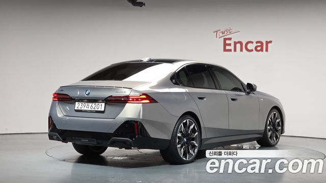 BMW 5-Series 550e xDrive M Sport Pro — пробег 15 368 км — фото 2 из 5