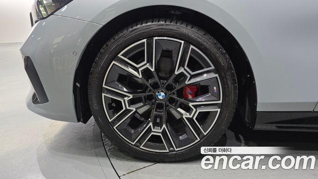 BMW 5-Series 530e xDrive M Sport Pro — пробег 4 713 км — фото 5 из 5
