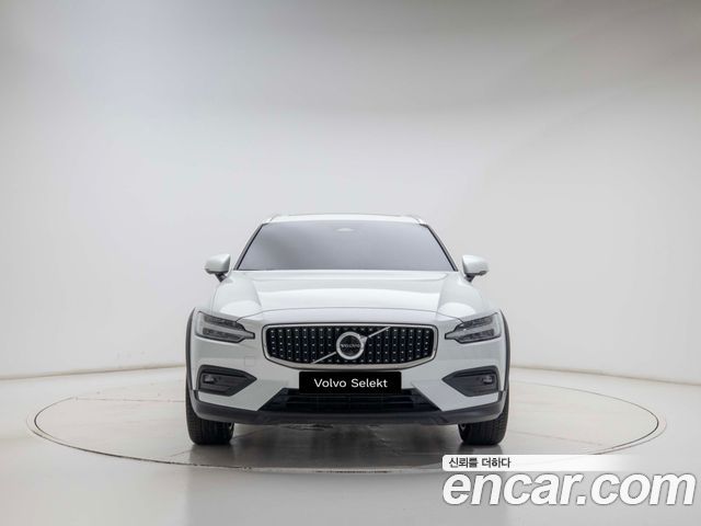 Volvo V60 B5 Ultra AWD — пробег 7 935 км — фото 2 из 5