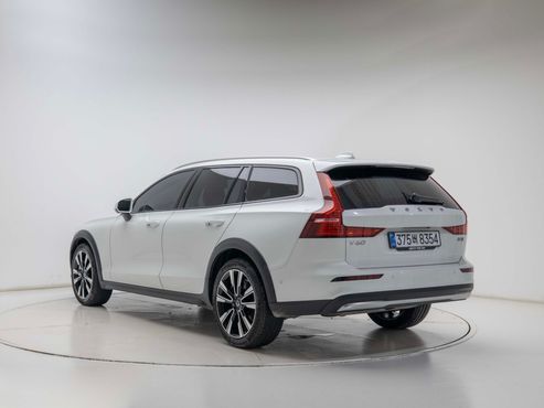 Volvo V60 B5 Ultra AWD — пробег 7 935 км — фото 4 из 5