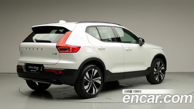 Volvo XC40 B4 Ultra Dark — пробег 11 056 км — фото 2 из 5