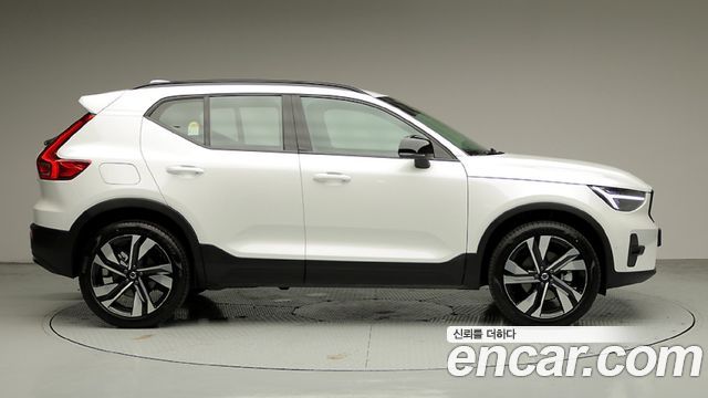Volvo XC40 B4 Ultra Dark — пробег 11 056 км — фото 4 из 5