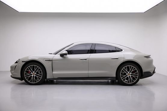 Porsche Taycan 4S — пробег 45 750 км — фото 1 из 5