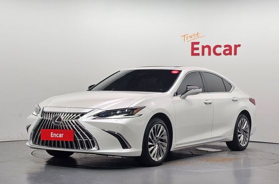Lexus ES Executive — пробег 16 083 км — фото 1 из 5