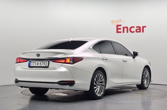 Lexus ES Executive — пробег 16 083 км — фото 2 из 5