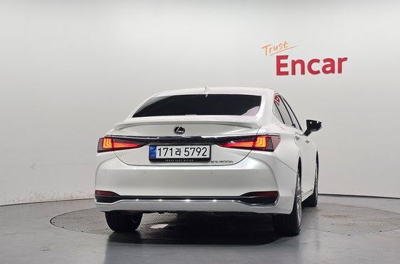 Lexus ES Executive — пробег 16 083 км — фото 4 из 5