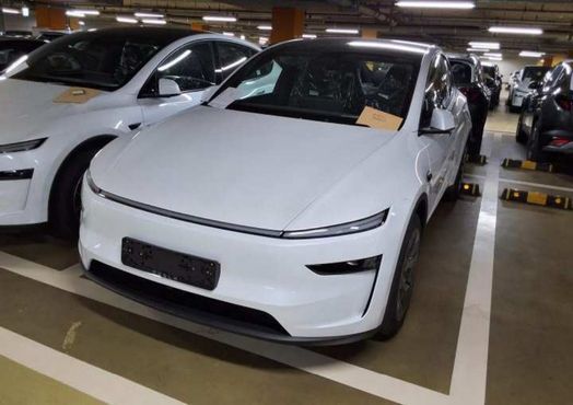 Tesla Model Y L Long Range AWD — пробег 1 км — фото 1 из 5
