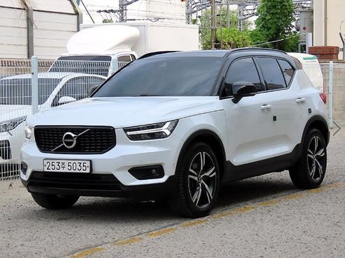 Volvo XC40 T4 R-Design — пробег 129 695 км — фото 2 из 5