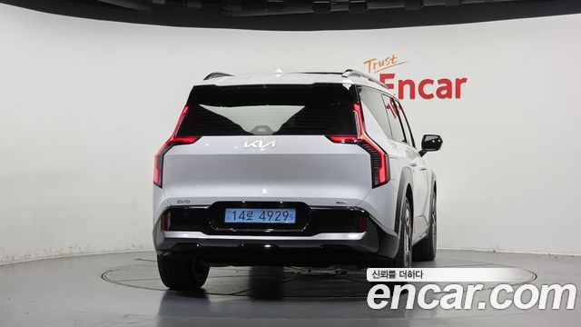 Kia EV9 Long Range 4WD GT Line — пробег 749 км — фото 4 из 5