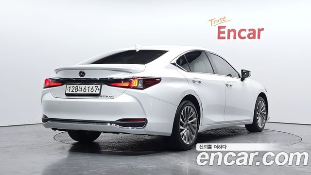 Lexus ES Luxury Plus — пробег 63 930 км — фото 2 из 5