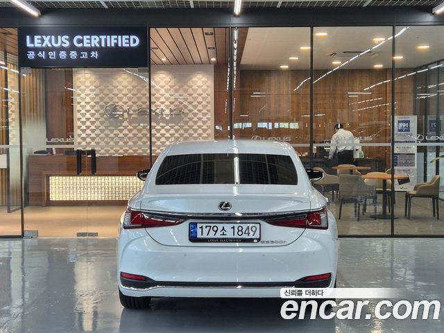 Lexus ES Luxury Plus — пробег 56 488 км — фото 4 из 5