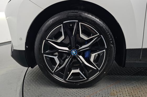 BMW iX xDrive50 Sports Plus — пробег 46 122 км — фото 5 из 5