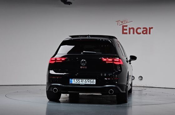 Volkswagen Golf 2.0 GTI — пробег 12 139 км — фото 4 из 5