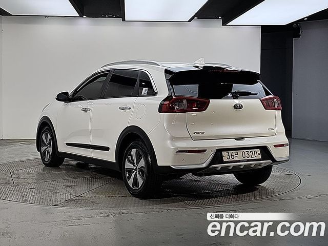 Kia Niro Prestige — пробег 230 000 км — фото 3 из 5
