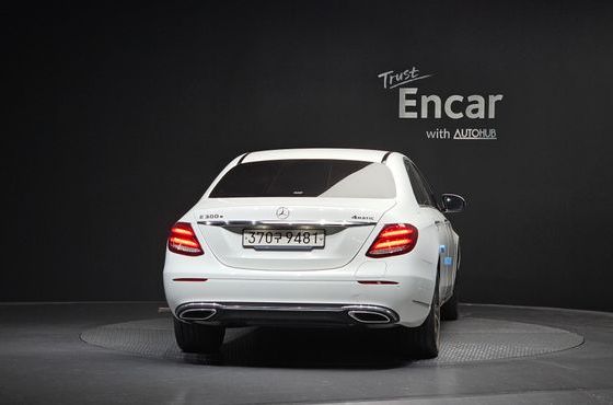 Mercedes-Benz E-Class E300e 4MATIC Exclusive — пробег 25 156 км — фото 4 из 5