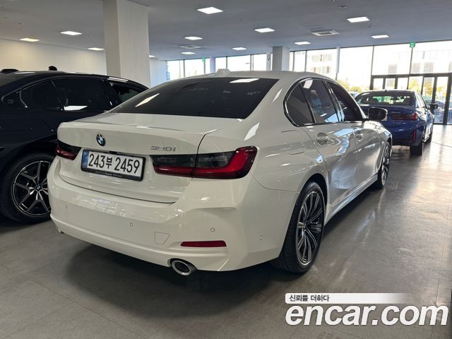 BMW 3-Series 320i — пробег 4 242 км — фото 2 из 5