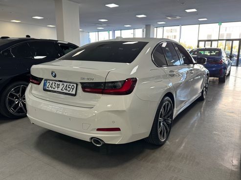 BMW 3-Series 320i — пробег 4 242 км — фото 2 из 5