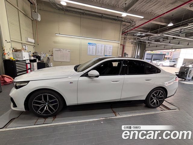 BMW i5 eDrive 40 M Sport — пробег 4 800 км — фото 3 из 5