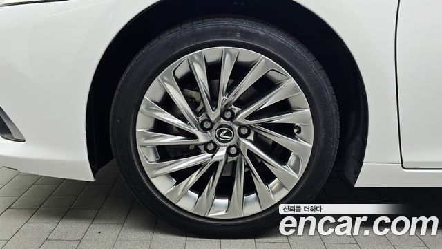 Lexus ES Luxury Plus — пробег 64 267 км — фото 5 из 5