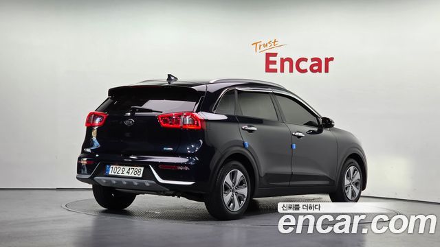 Kia Niro Prestige — пробег 73 404 км — фото 2 из 5