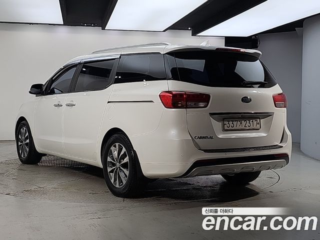 Kia Carnival 9-seater Luxury — пробег 209 617 км — фото 3 из 5