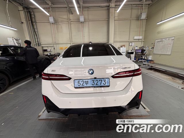 BMW i5 eDrive 40 M Sport — пробег 4 800 км — фото 4 из 5