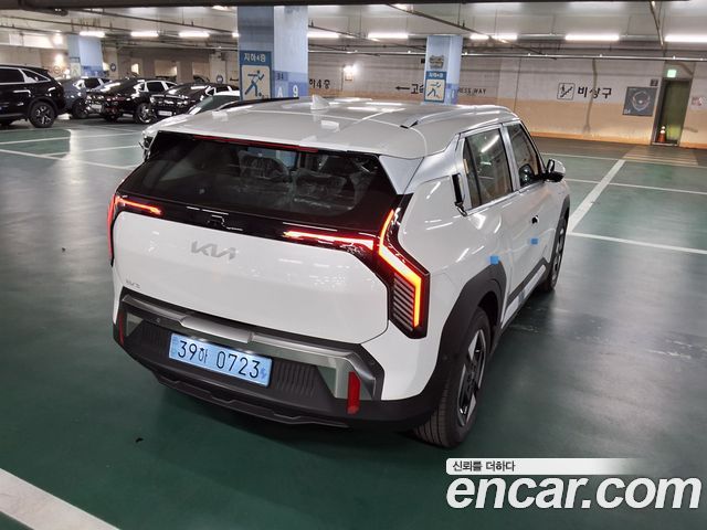 Kia EV3 Long Range 2WD Earth — пробег 7 км — фото 2 из 5