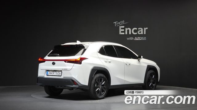 Lexus UX 2.0 2WD — пробег 10 196 км — фото 2 из 5