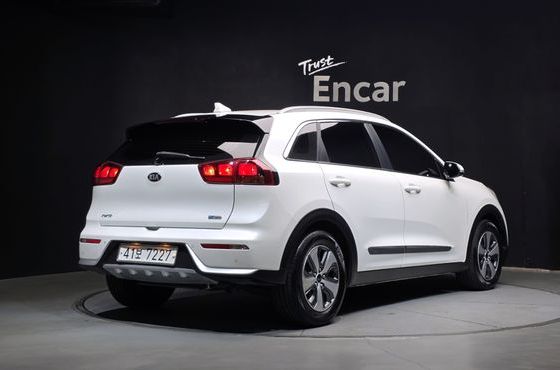 Kia Niro Luxury — пробег 76 725 км — фото 2 из 5