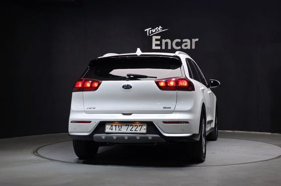 Kia Niro Luxury — пробег 76 725 км — фото 4 из 5