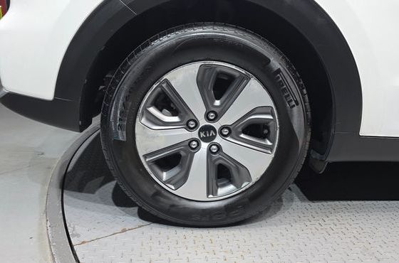 Kia Niro Luxury — пробег 76 725 км — фото 5 из 5