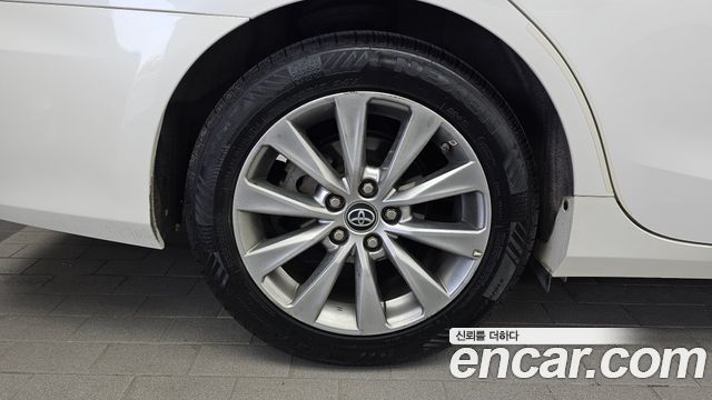 Toyota Camry Hybrid XLE — пробег 112 160 км — фото 5 из 5