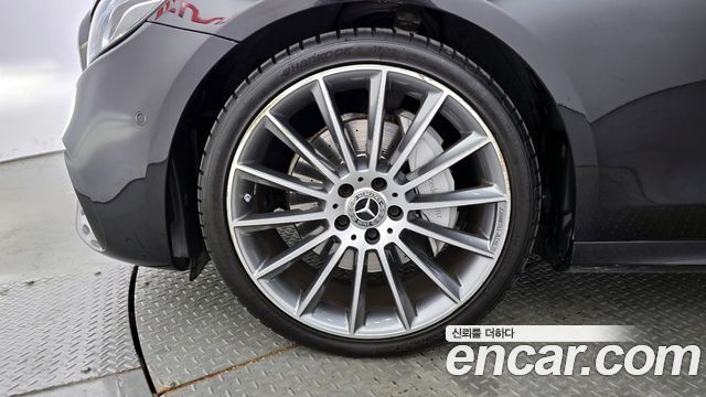 Mercedes-Benz E-Class E300 4MATIC AMG Line — пробег 75 539 км — фото 5 из 5