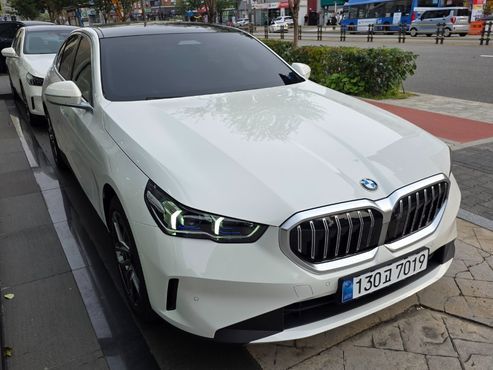 BMW 5-Series 520i — пробег 2 300 км — фото 2 из 5
