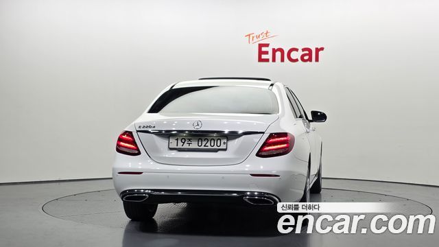 Mercedes-Benz E-Class E220d Avantgarde — пробег 125 643 км — фото 4 из 5