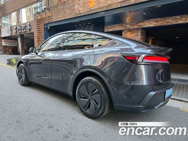 Tesla Model Y Premium RWD — пробег 756 км — фото 4 из 5