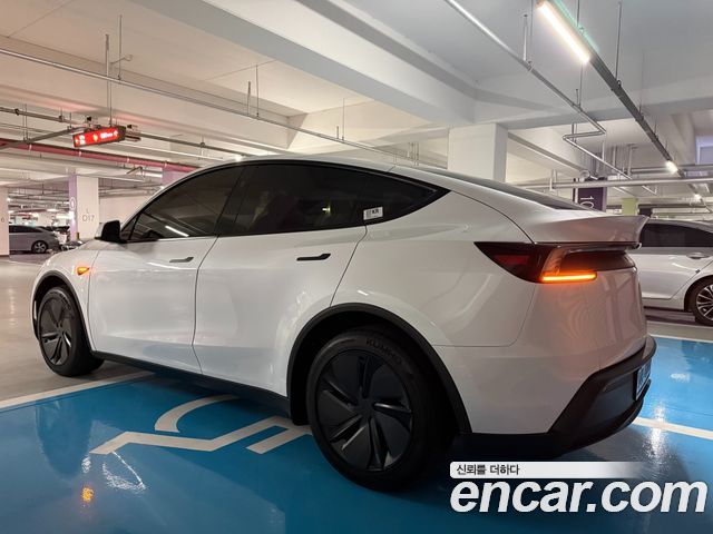 Tesla Model Y Premium RWD — пробег 1 210 км — фото 4 из 5