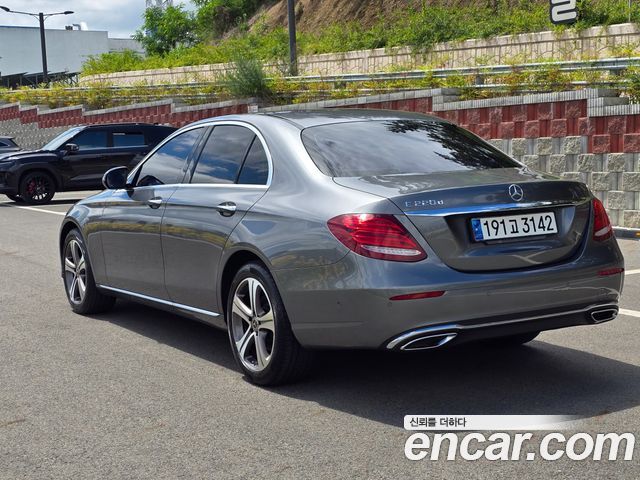 Mercedes-Benz E-Class E220d Avantgarde — пробег 104 000 км — фото 4 из 5
