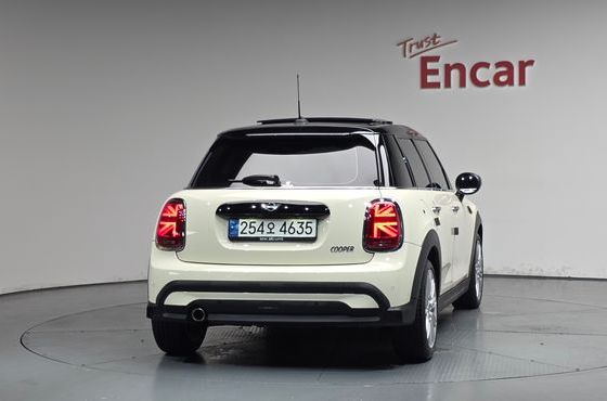 Mini Cooper 5-Door Classic Plus 3rd — пробег 54 493 км — фото 4 из 5