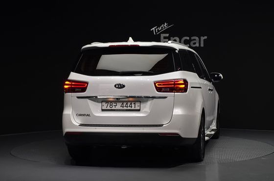 Kia Carnival 11-Seater Prestige — пробег 121 349 км — фото 4 из 5