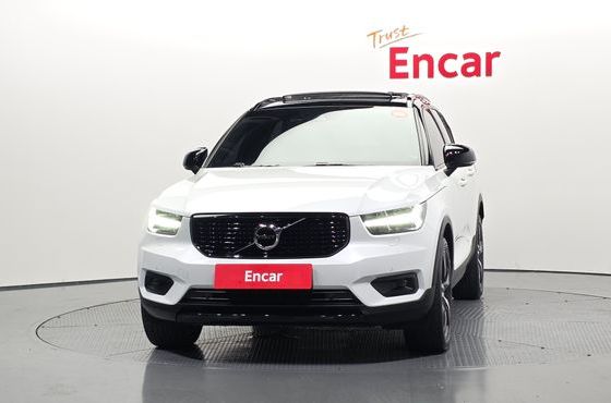 Volvo XC40 T4 R-Design — пробег 68 960 км — фото 3 из 5