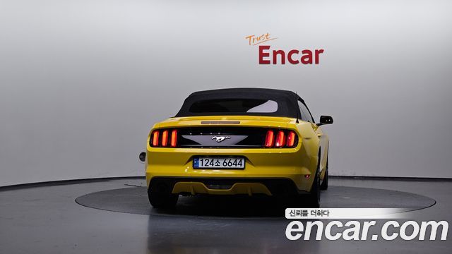 Ford Mustang Convertible — пробег 68 602 км — фото 4 из 5