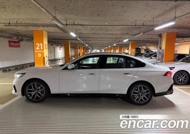 BMW 5-Series 520i M Sport — пробег 1 км — фото 5 из 5