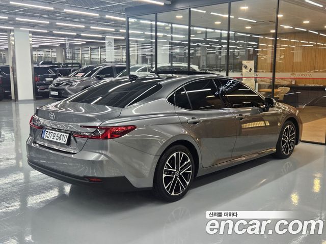 Toyota Camry 2.5 XLE Premium Hybrid — пробег 3 694 км — фото 2 из 5