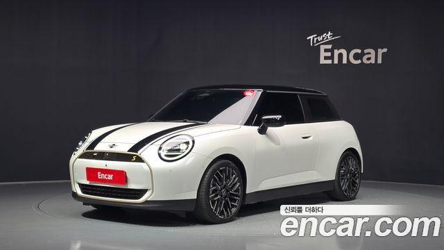 Mini Cooper SE Favoured — пробег 9 355 км — фото 1 из 5