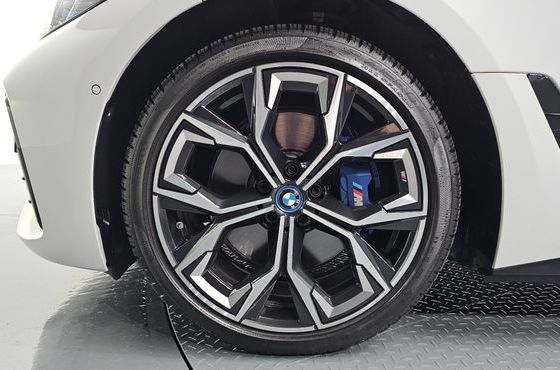 BMW i4 eDrive40 M Sports Pro — пробег 71 017 км — фото 5 из 5